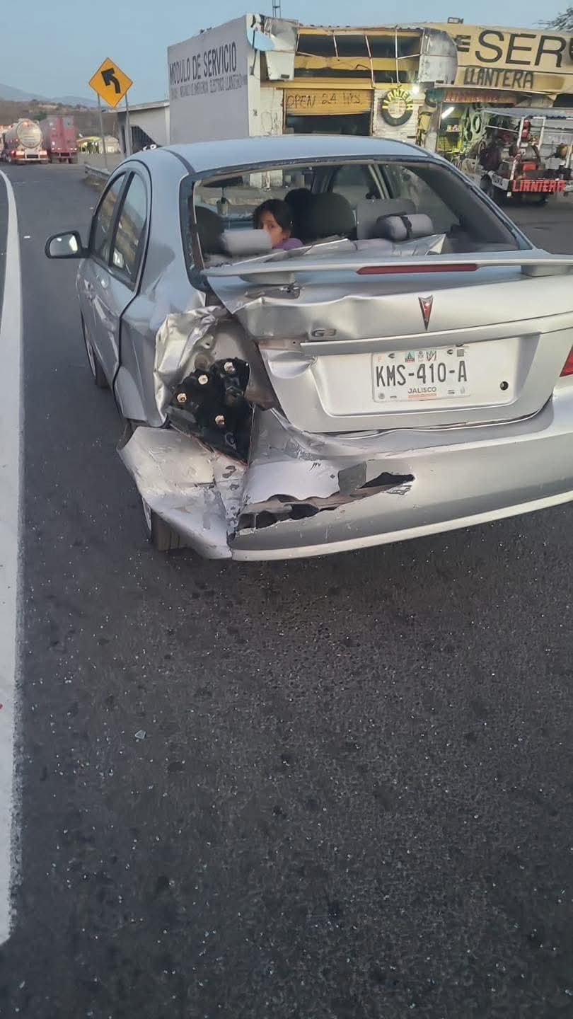 Trailer impacta vehículos y se da la fuga en autopista Tepic ...