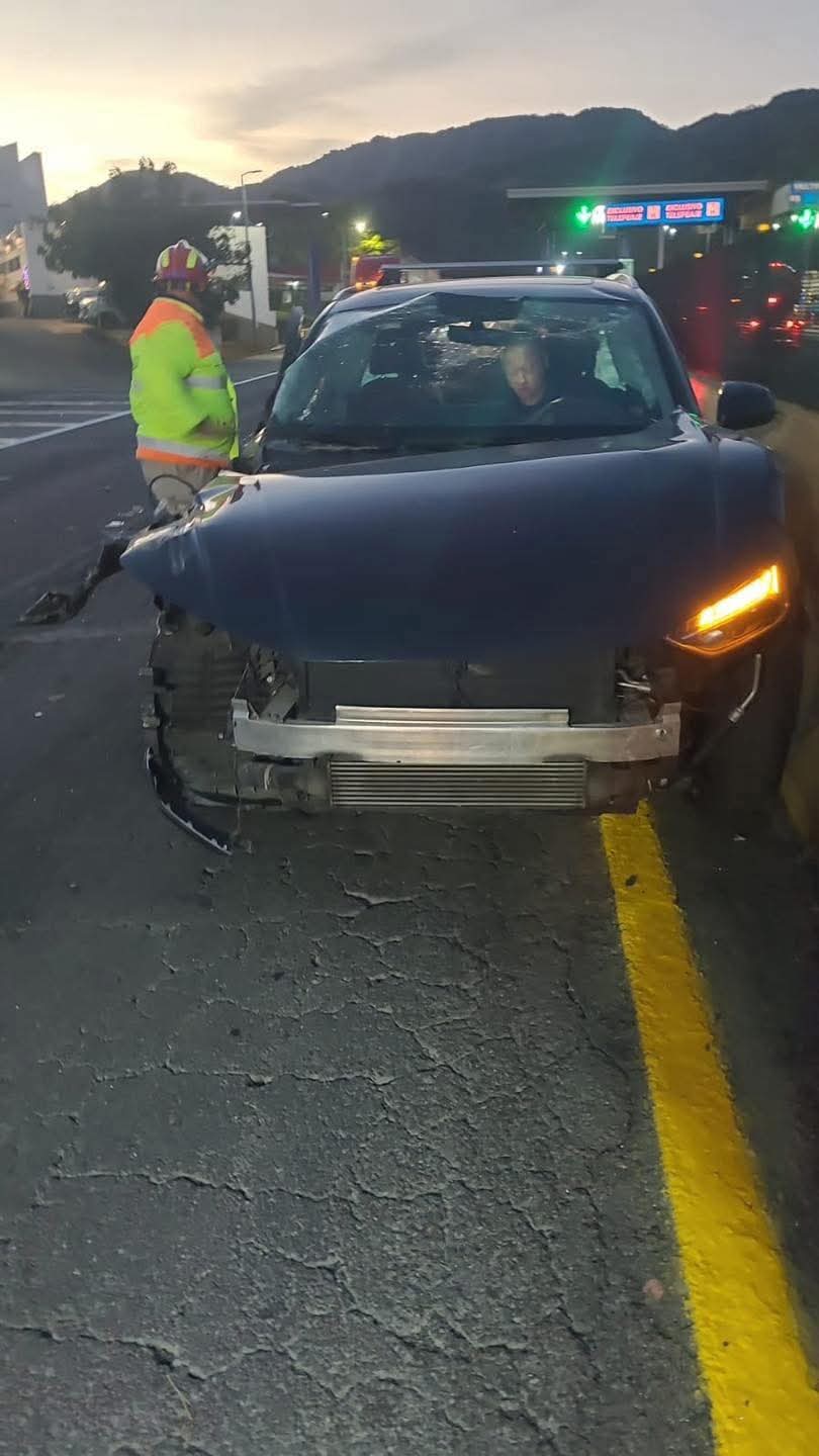 Trailer impacta vehículos y se da la fuga en autopista Tepic ...