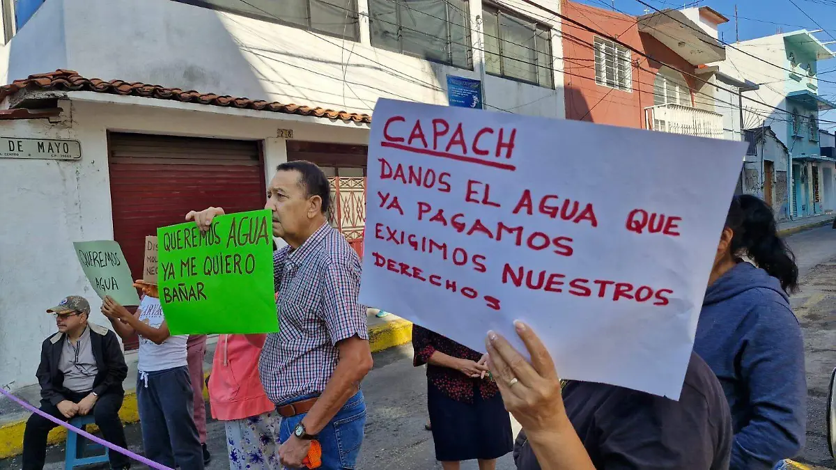 Vecinos bloquean calles por falta de agua en Chilpancingo | Meganoticias