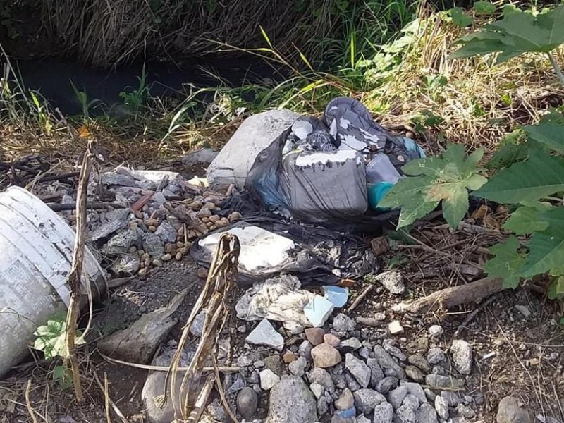 Cuerpos de agua en Cerro Azul convertidos en basurero