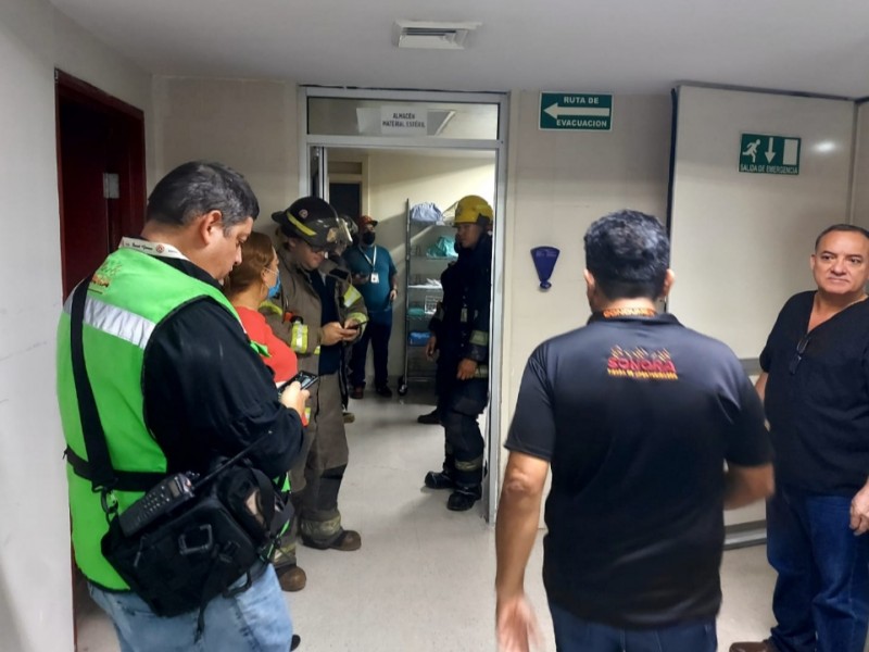 Cuerpos de emergencia atienden conato de incendio en hospital