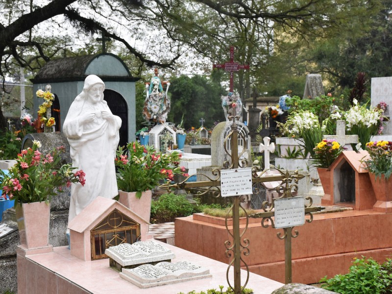 Cuerpos de personas desaparecidas podrían estar en fosas de panteón