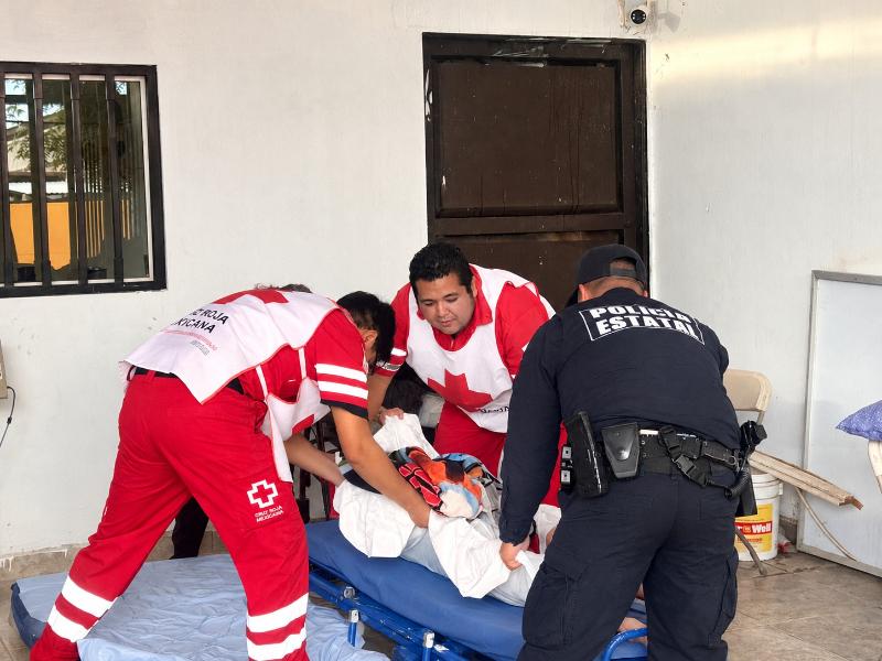 Cuerpos de seguridad y emergencia rescatan a adulta mayor durante incendio