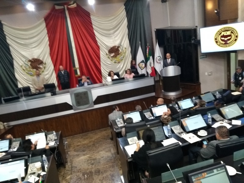 Cuestionan diputados labor de Chirinos en la FDE