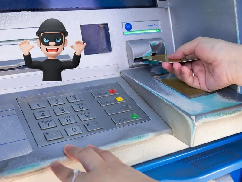 Cuidado con los fraudes en cajeros: desplazadores de tarjetas