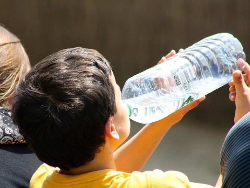 Cuidar a niños y ancianos de golpe de calor