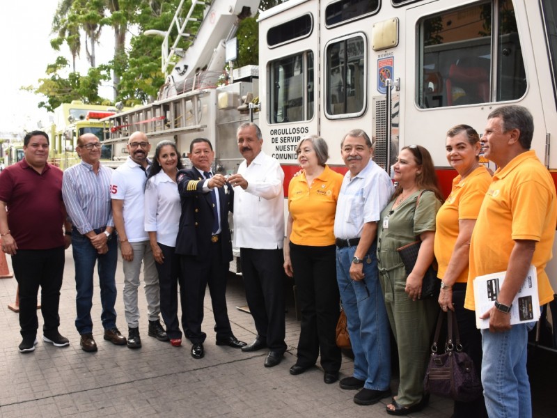 Culiacán entrega camión al Cuerpo de Bomberos Veteranos