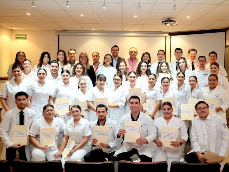 Culminan 36 estudiantes de enfermería en servicio social de Isssteson