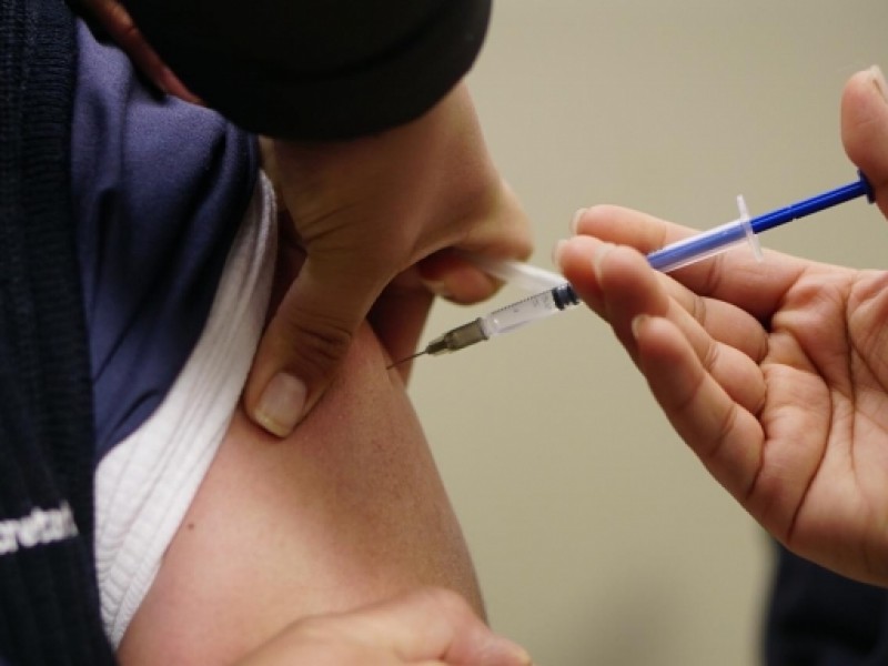 Culpan a federación por retraso en vacunación del personal de salud