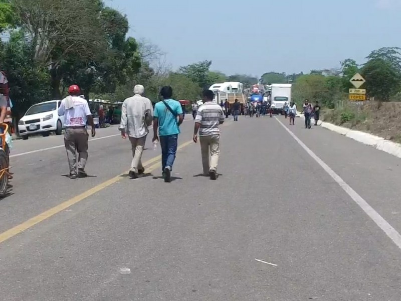 Cumple 120 horas bloqueo carretero