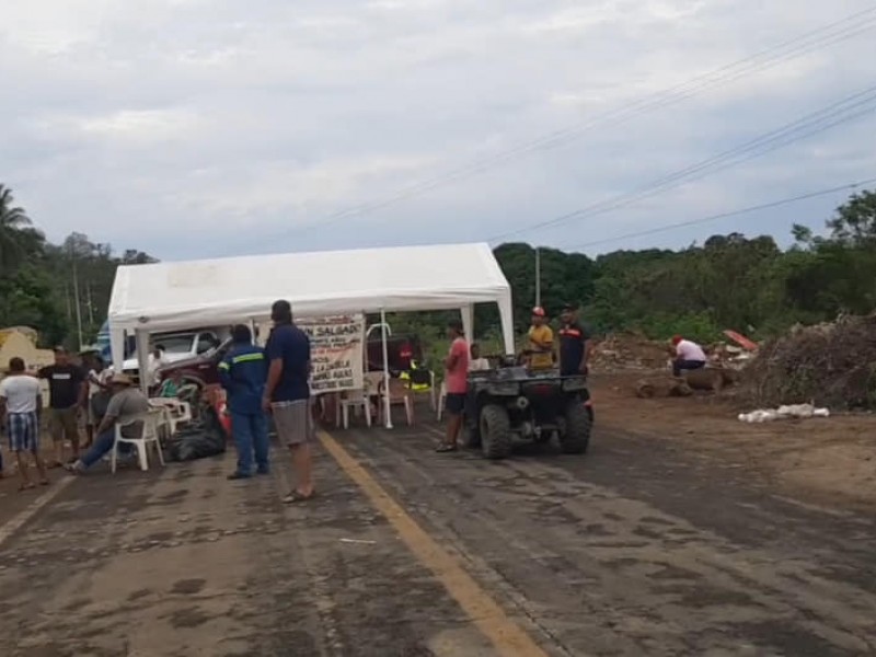Cumple 24 horas bloqueo permanente en carretera Acapulco-Zihuatanejo