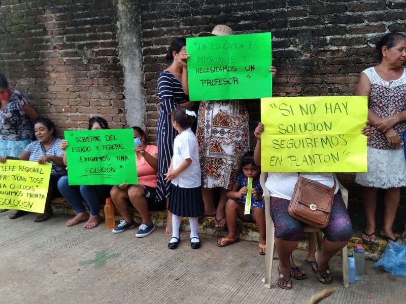 Cumple 24 horas cierre de escuela en Buena Vista