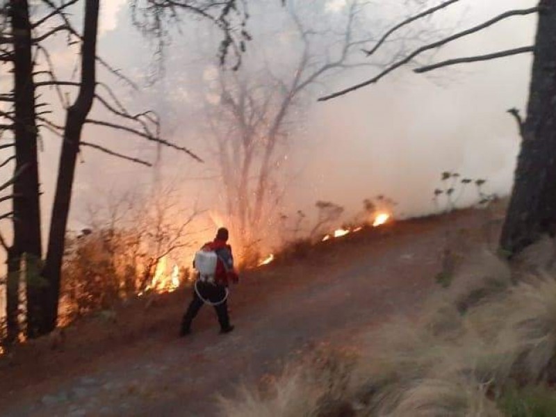 Cumple más de 24 horas incendio en Jocotitlán