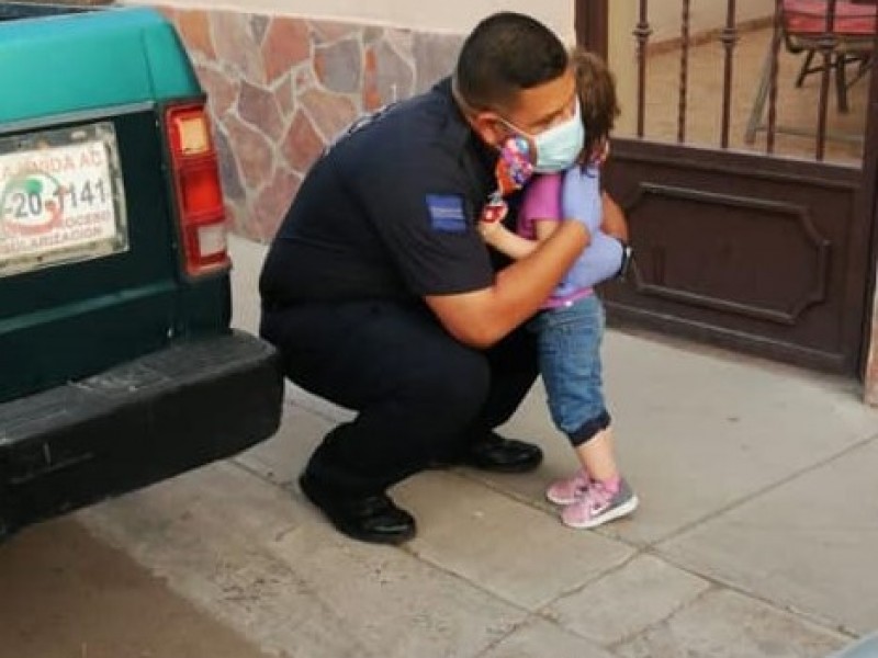 Cumple sueño de una niña de abrazar a un policía