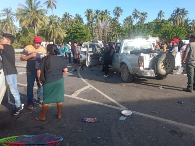 Cumple tres días cerrada la carretera Acapulco-Zihuatanejo en Atoyac