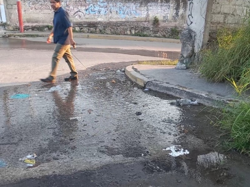 Cumple un mes fuga potable en la calle Arista