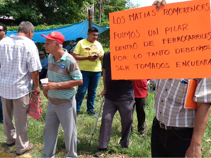 Cumplen 24 horas manifestándose ferrocarrileros en Matías Romero