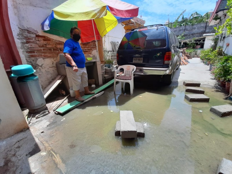 Cumplen 3 semanas entre aguas negras vecinos de Tehuantepec