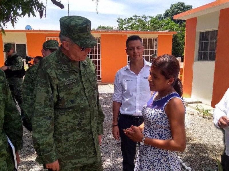 Cumplen autoridades con familias de Jamiltepec