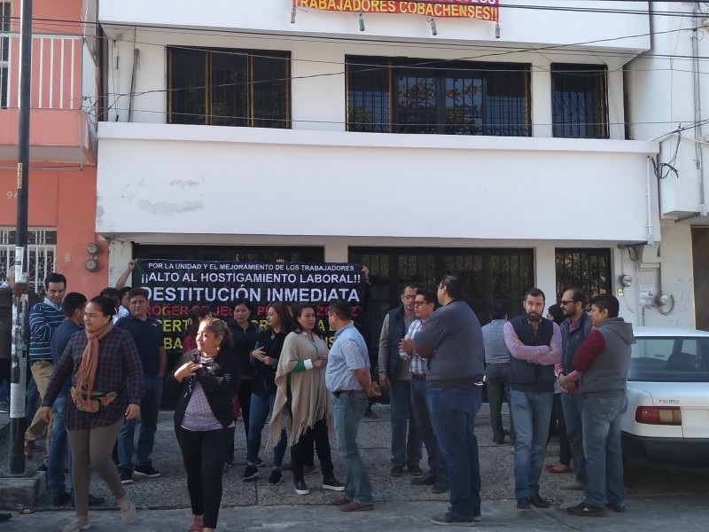 Cumplen cuatro días de protesta trabajadores de COBACH