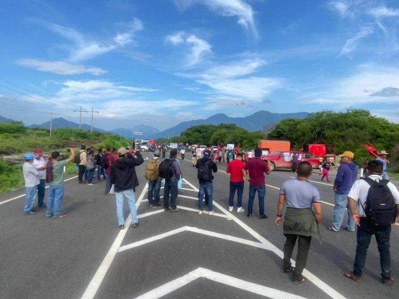 Cumplen dos días de bloqueo en el Istmo; amenazan con más cierres