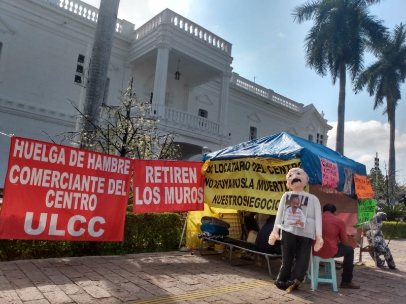 Cumplen una semana en plantón los comerciantes del centro