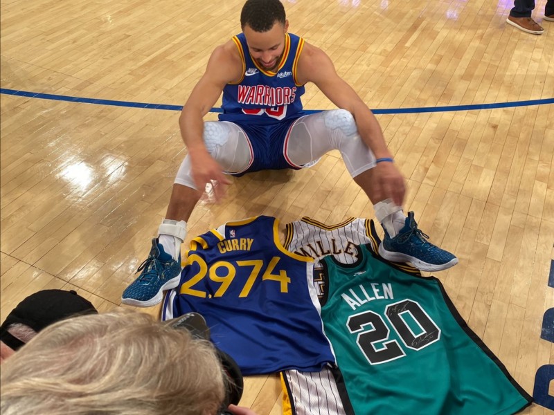 Curry alcanza récord de triples de la NBA