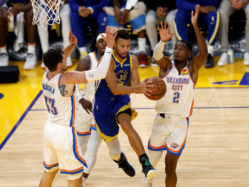 Curry lideró a Warriors para vencer al Thunder