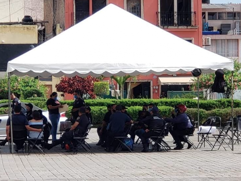 Custodios y policías se manifiestan frente a palacio de gobierno