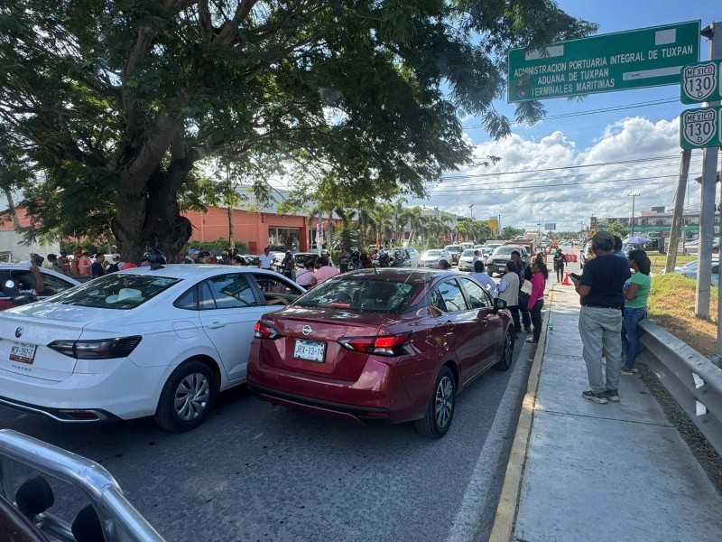 Damnificados bloquean Puente Tuxpan ante falta de censo oficial