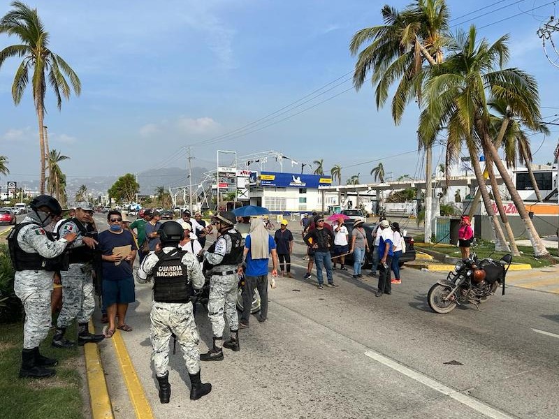 Damnificados bloquean vialidad en Acapulco; exigen enseres domésticos