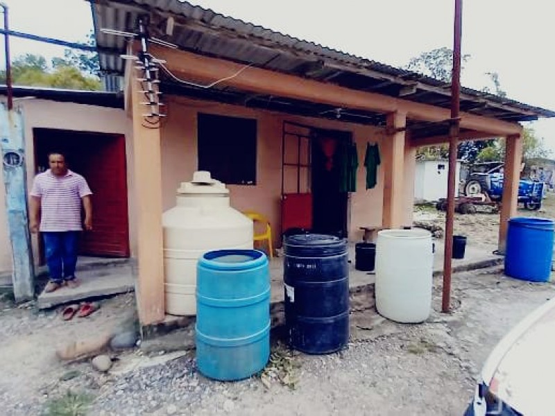 Damnificados carecen de agua y alimentos en Tuxpan