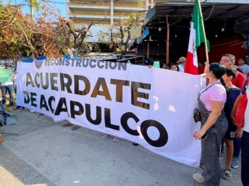Damnificados de Acapulco protestan en el Zócalo de CDMX