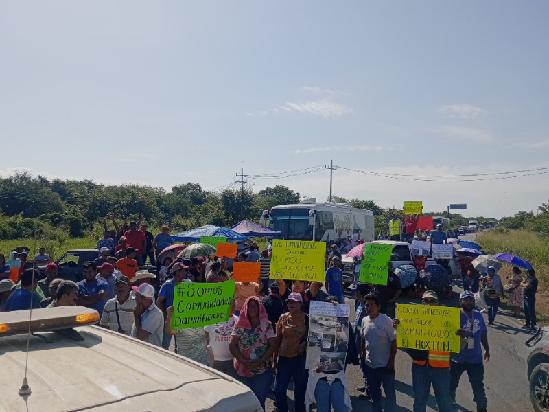 Damnificados de El Higo bloquean carretera a Pánuco por censos incompletos