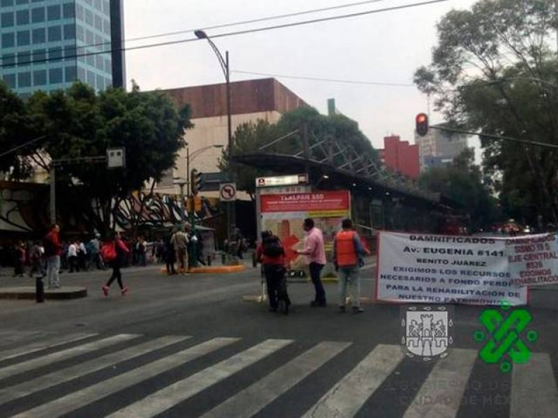 Damnificados del 19-S mantienen bloqueo en Insurgentes Sur