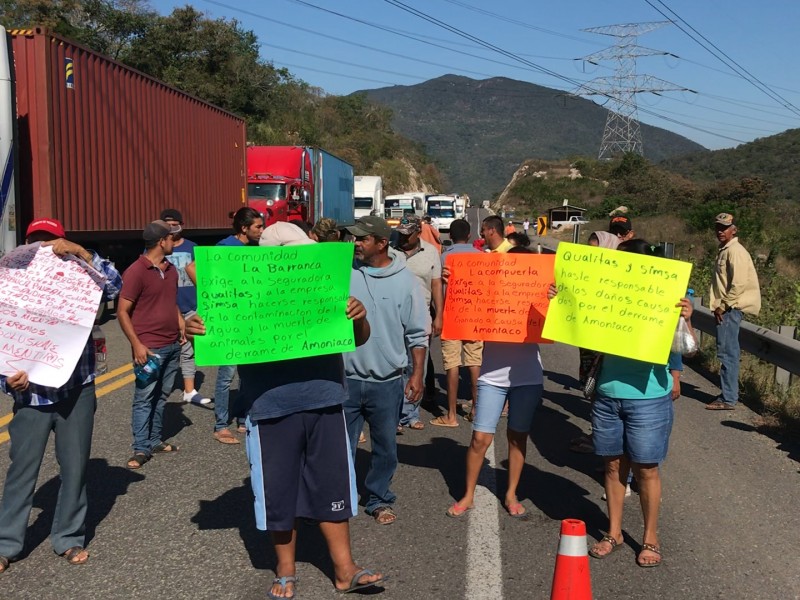 Damnificados por amoniaco bloquean autopista Siglo XXI