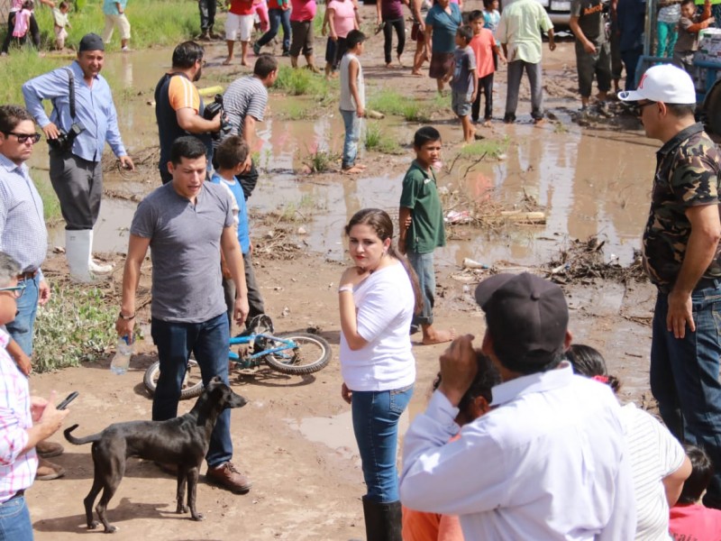 Damnificados reciben apoyo por lluvias