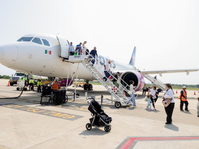 Dan bienvenida a primeros pasajeros del vuelo Guadalajara-Zihuatanejo
