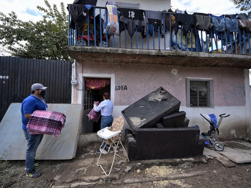 Dan cobijas y despensas a familias tlaquepaquenses afectadas por inundaciones