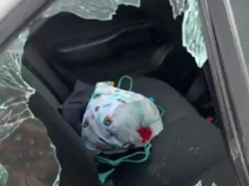 Dan cristalazo a automóvil en estacionamiento de Parque Puebla