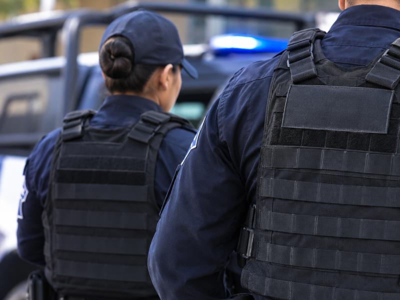 Dan de baja a policía y mantienen suspendido a comandante por agresión