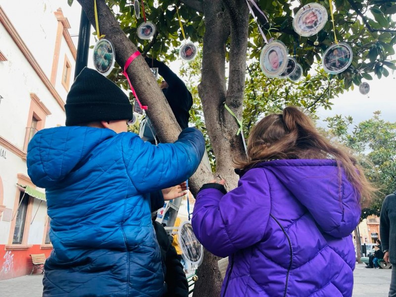 Dan juguetes a niños de padres desaparecidos