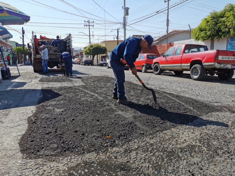 Dan mantenimiento a calles de Zamora deterioradas por baches