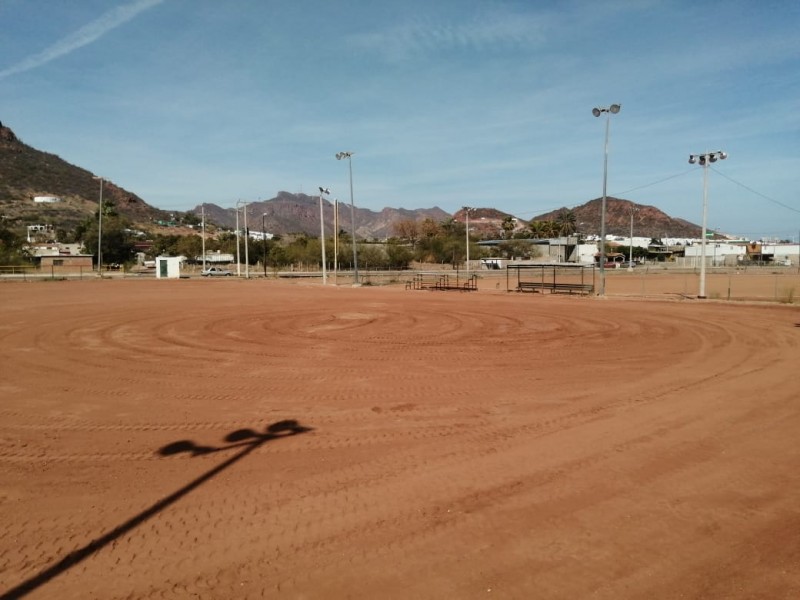 Dan mantenimiento a campos de softbol la DMD