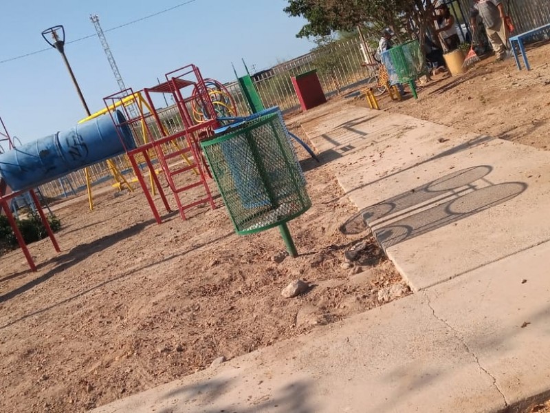 Dan mantenimiento a cancha deportiva de colonia Libertad