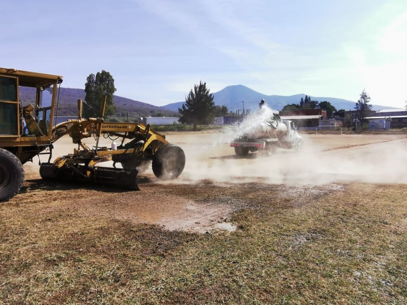 Dan mantenimiento a espacios deportivos y de esparcimiento en Chaparaco