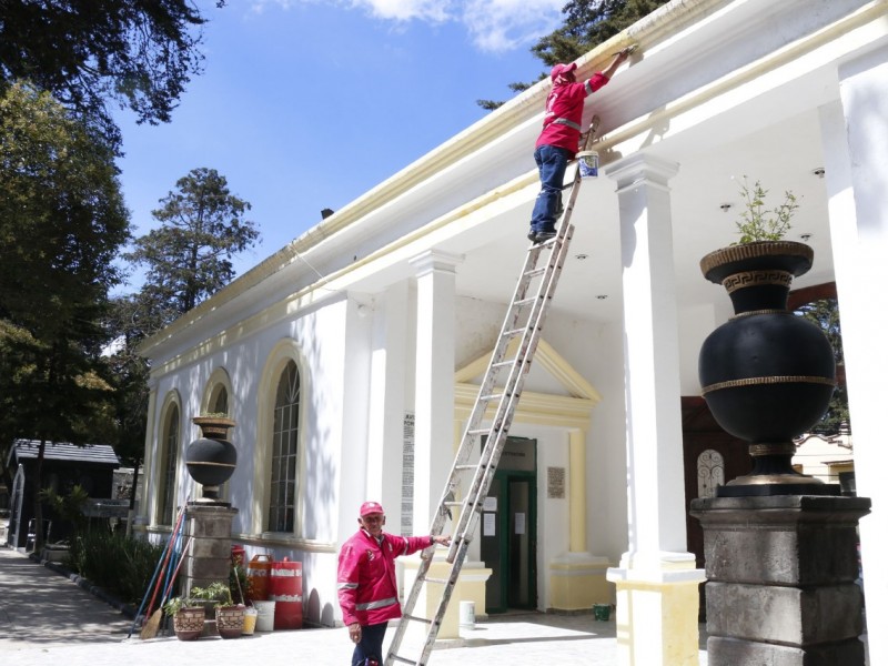 Dan mantenimiento a panteones de Toluca