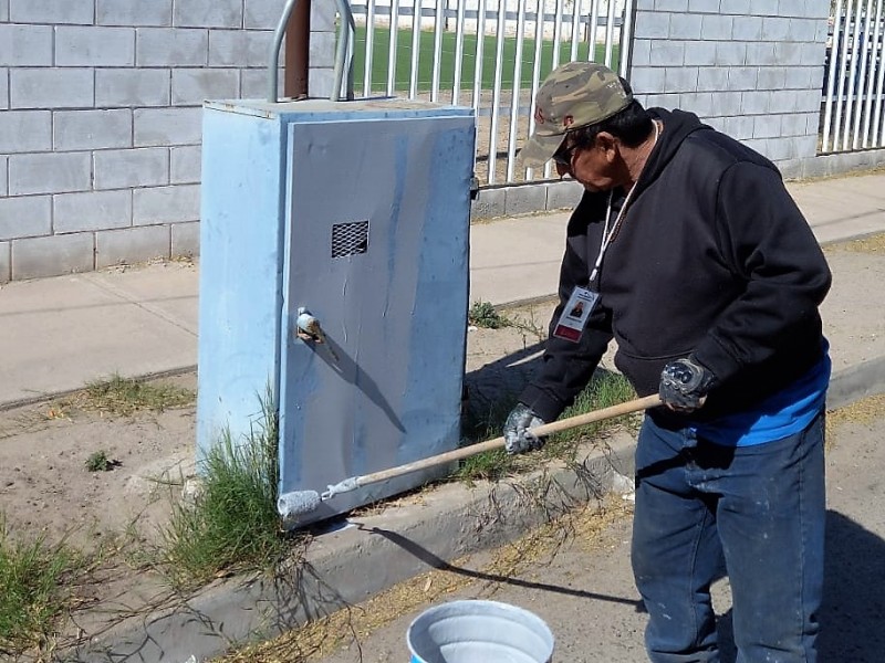 Dan mantenimiento a subestaciones del alumbrado público