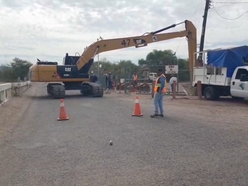 Dan mantenimiento a una represa del canal alto en Cajeme