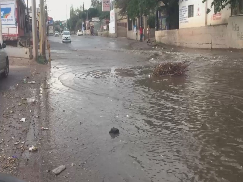 Dan mantenimiento a vialidades afectadas por lluvias